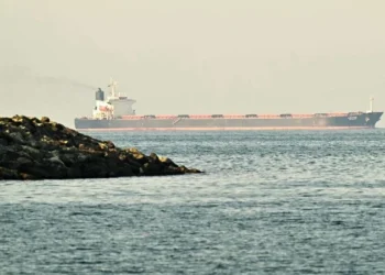 Petróleo dispara 28% na semana com tensão no Estreito de Ormuz