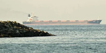 Petróleo dispara 28% na semana com tensão no Estreito de Ormuz