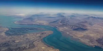 Tensões no Golfo: Irã ataca petroleiro gigante próximo a Dubai e ignora ultimato de Trump