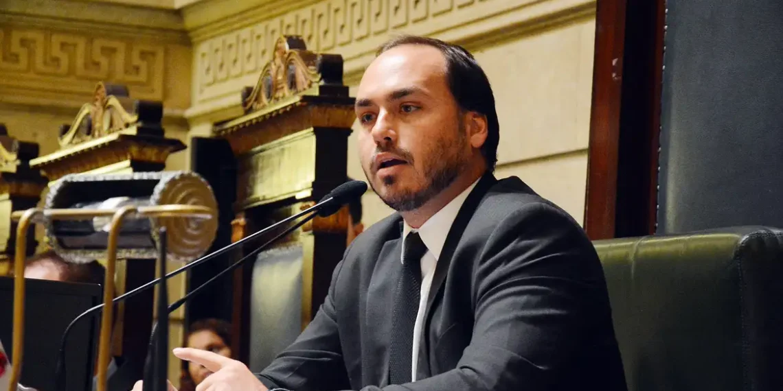 Carlos Bolsonaro relata que ex-presidente está “inchado e irritado” na UTI