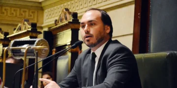 Carlos Bolsonaro relata que ex-presidente está “inchado e irritado” na UTI