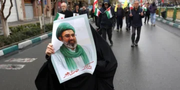 Líder supremo do Irã ameaça retaliação após morte de chefe da inteligência