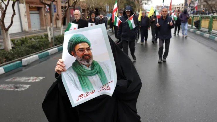 Líder supremo do Irã ameaça retaliação após morte de chefe da inteligência