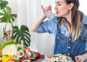 Beber água durante as refeições ajuda ou prejudica a digestão?