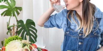 Beber água durante as refeições ajuda ou prejudica a digestão?