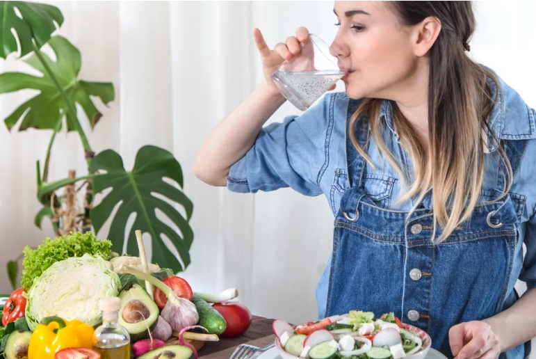 Beber água durante as refeições ajuda ou prejudica a digestão?