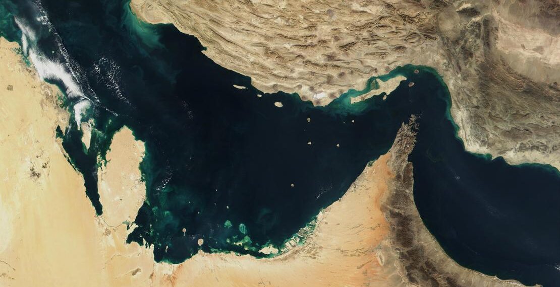 Petróleo atinge pico em um ano após Irã anunciar bloqueio do Estreito de Hormuz; mercados globais entram em turbulência