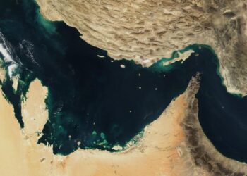 Petróleo atinge pico em um ano após Irã anunciar bloqueio do Estreito de Hormuz; mercados globais entram em turbulência