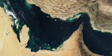 Petróleo atinge pico em um ano após Irã anunciar bloqueio do Estreito de Hormuz; mercados globais entram em turbulência