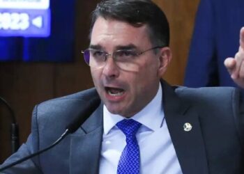 Flávio Bolsonaro protocola PEC para extinguir reeleição presidencial e mobiliza bancada conservadora
