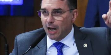 Flávio Bolsonaro protocola PEC para extinguir reeleição presidencial e mobiliza bancada conservadora