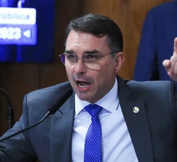 Flávio Bolsonaro protocola PEC para extinguir reeleição presidencial e mobiliza bancada conservadora