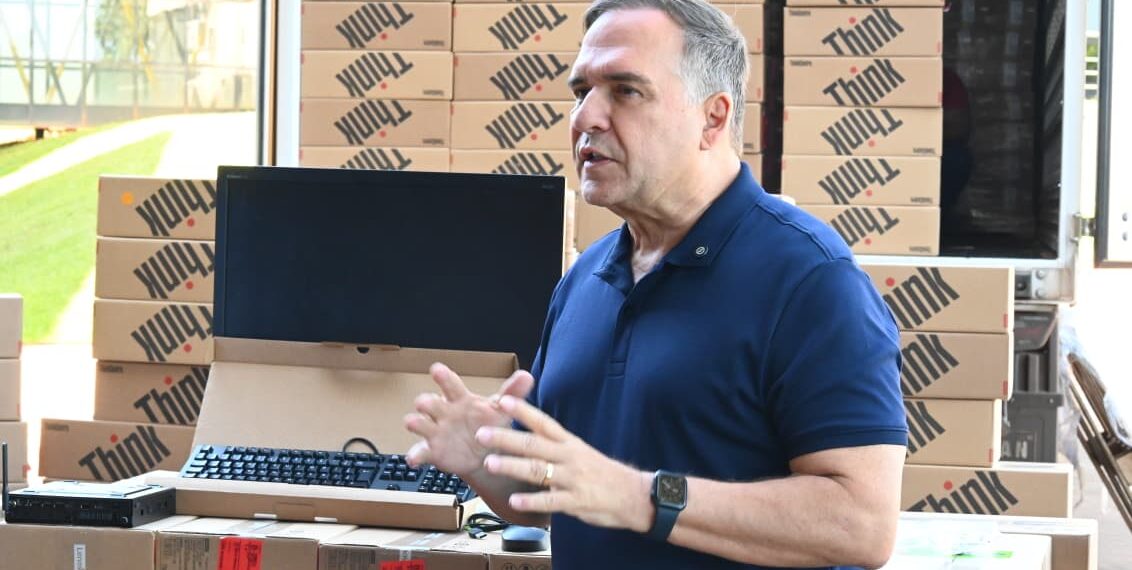Sandro Mabel entrega 3,5 mil computadores de última geração ao Paço Municipal