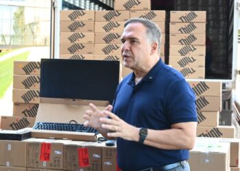 Sandro Mabel entrega 3,5 mil computadores de última geração ao Paço Municipal