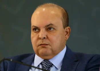 Contrato assinado por Ibaneis liga governador a negócios com grupo associado ao Banco Master desde 2019