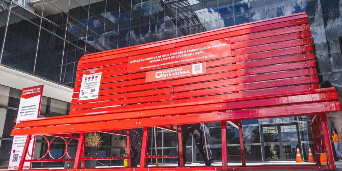 Símbolo de Resistência: Aparecida instala “Banco Vermelho” contra o Feminicídio