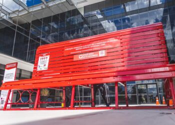 Símbolo de Resistência: Aparecida instala “Banco Vermelho” contra o Feminicídio