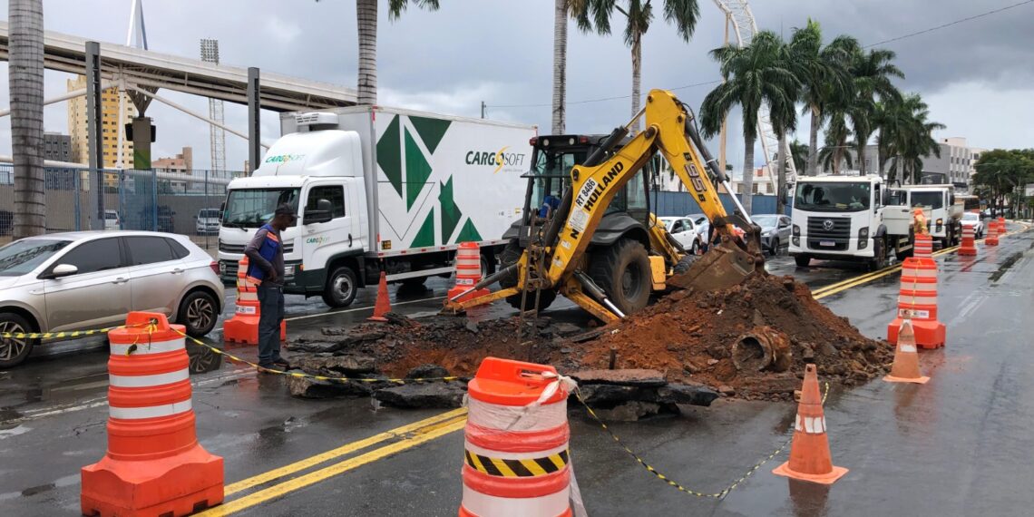 Prefeitura de Goiânia inicia recuperação de erosão na Avenida Paranaíba, no Centro