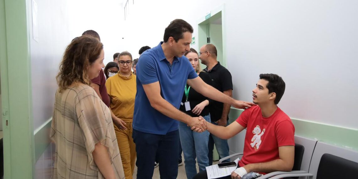 Prefeito Vilela inspeciona unidades de saúde em Aparecida