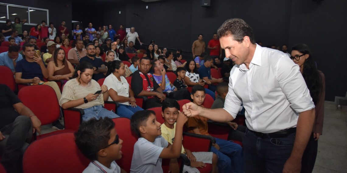 Prefeito Vilela entrega uniformes e garante inscrição gratuita para atletas de Aparecida na GO Cup