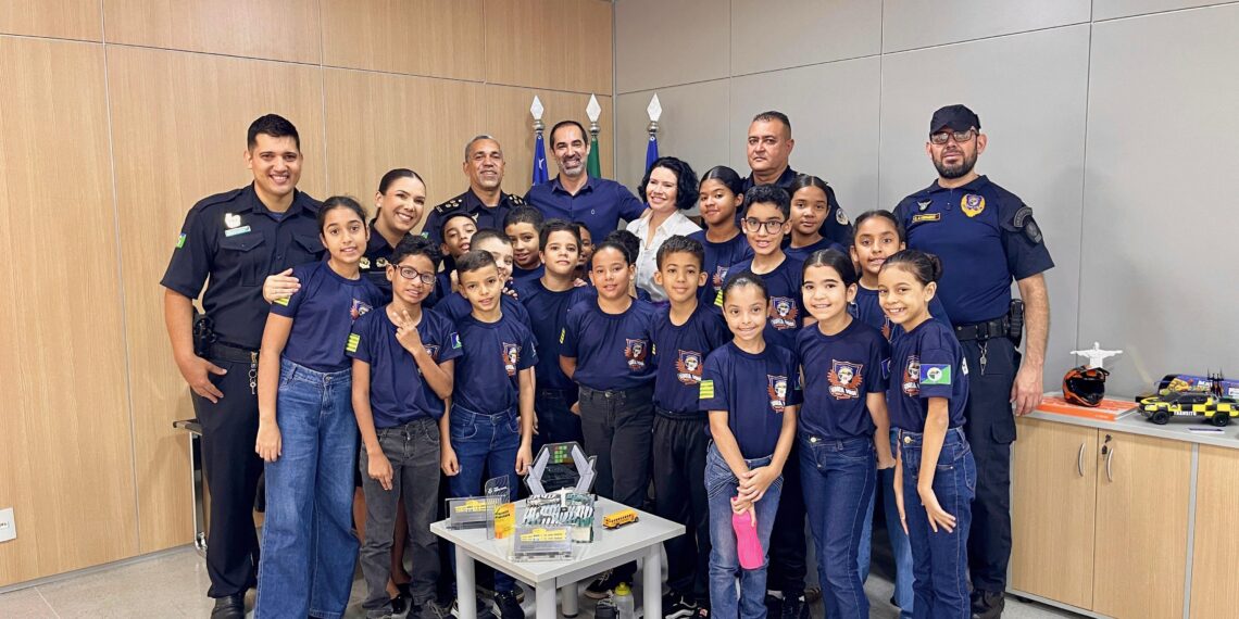 Alunos da Guarda Mirim visitam Paço Municipal em Senador Canedo