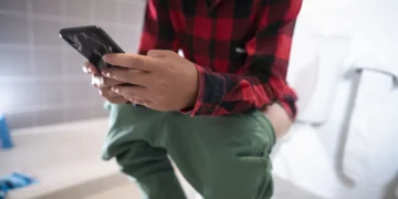 Celular no banheiro? Hábito comum pode aumentar risco de hemorroidas, aponta estudo
