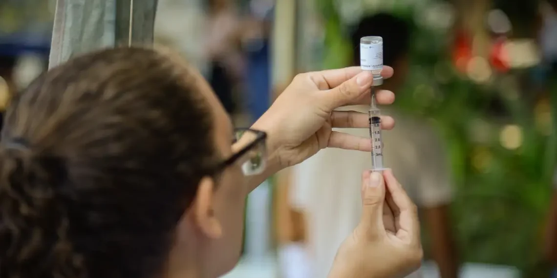 Vacinação contra a gripe começa neste sábado em meio ao avanço de doenças respiratórias