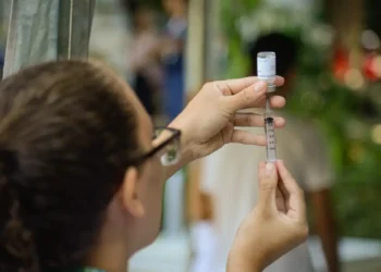 Vacinação contra a gripe começa neste sábado em meio ao avanço de doenças respiratórias