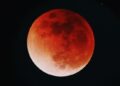 Eclipse total da ‘Lua de Sangue’ ilumina o céu nesta terça-feira