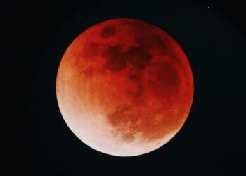 Eclipse total da ‘Lua de Sangue’ ilumina o céu nesta terça-feira