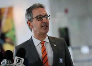 Presidente do PL aponta Romeu Zema como possível vice em chapa liderada por Flávio Bolsonaro