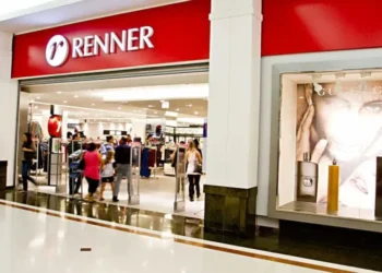 Renner retira de circulação blusa “regret nothing” após peça aparecer em caso de estupro