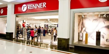 Renner retira de circulação blusa “regret nothing” após peça aparecer em caso de estupro