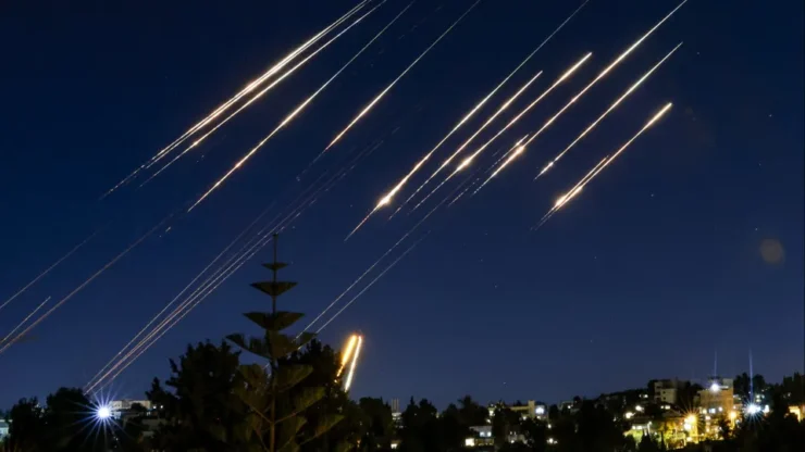 Israel intensifica ataque contra o Irã em meio à escalada do conflito no Oriente Médio