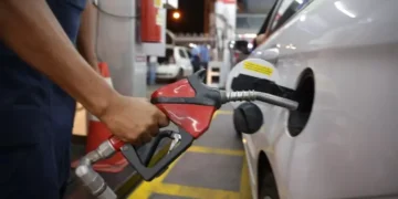 Inflação acelera em março com impacto de combustíveis e passagens aéreas