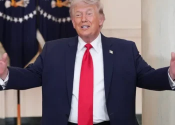 Trump estabelece ultimato e ameaça bombardeio total contra infraestrutura do Irã