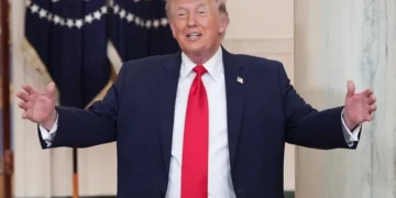 Trump estabelece ultimato e ameaça bombardeio total contra infraestrutura do Irã