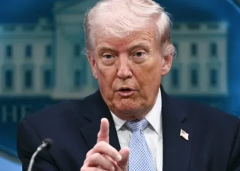 Trump endurece retórica e autoriza destruição de embarcações iranianas que desafiarem bloqueio