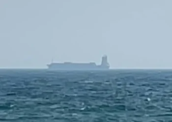 Ataque a petroleiro eleva tensão no Estreito de Ormuz após anúncio de fechamento pelo Irã