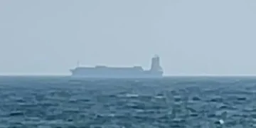 Ataque a petroleiro eleva tensão no Estreito de Ormuz após anúncio de fechamento pelo Irã