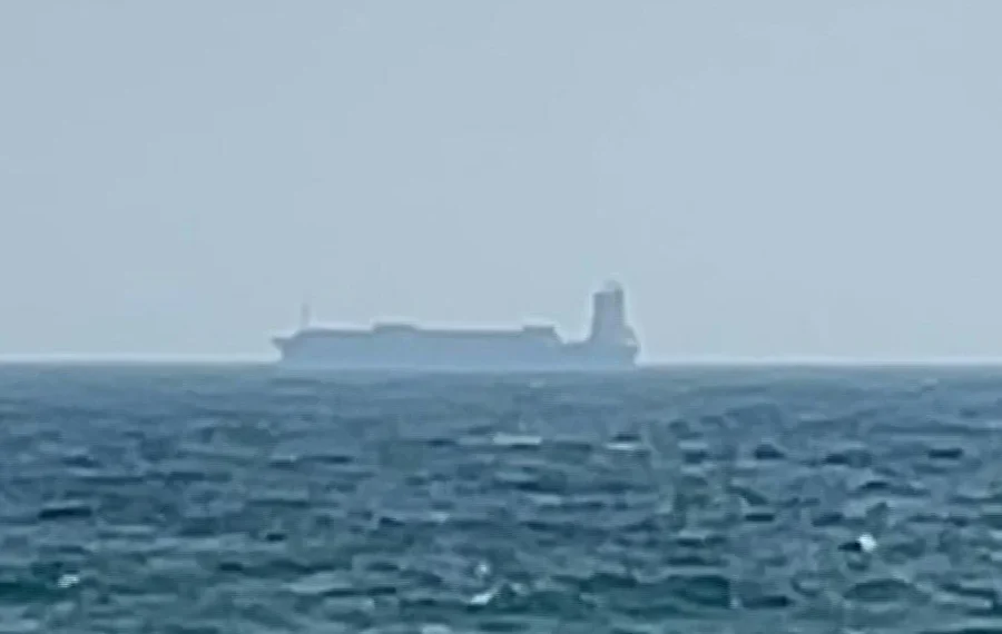 Ataque a petroleiro eleva tensão no Estreito de Ormuz após anúncio de fechamento pelo Irã