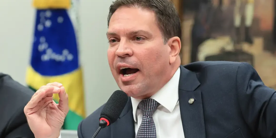 Cerco internacional pode levar Ramagem à deportação após detenção nos EUA