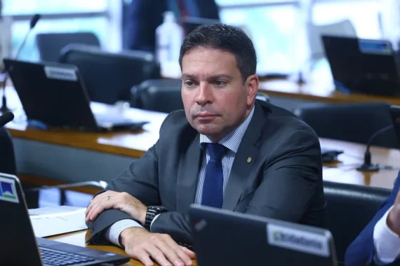 Prisão de Alexandre Ramagem nos EUA expõe impasse migratório e judicial