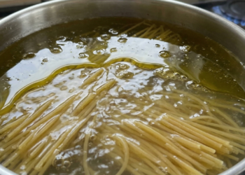 Colocar óleo no macarrão? Hábito antigo prejudica sabor e textura, alertam especialistas