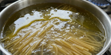 Colocar óleo no macarrão? Hábito antigo prejudica sabor e textura, alertam especialistas