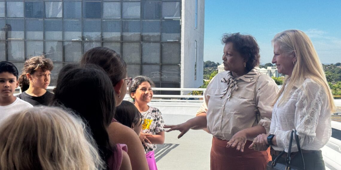 Vice-prefeita ressalta importância da arte na educação durante visita à Bienal itinerante em Goiânia