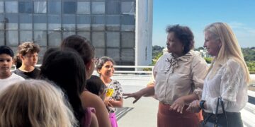 Vice-prefeita ressalta importância da arte na educação durante visita à Bienal itinerante em Goiânia