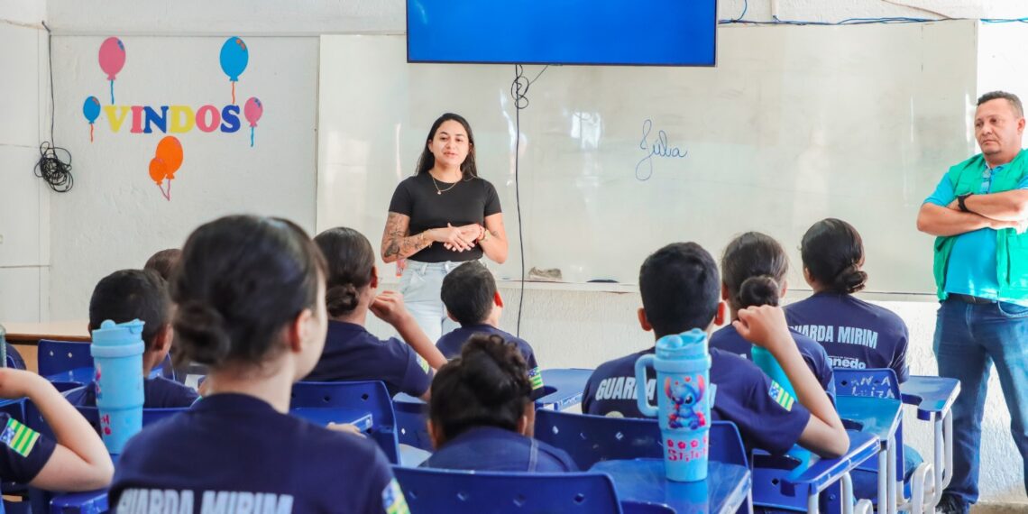 Guarda Mirim recebe aula sobre segurança alimentar em Senador Canedo