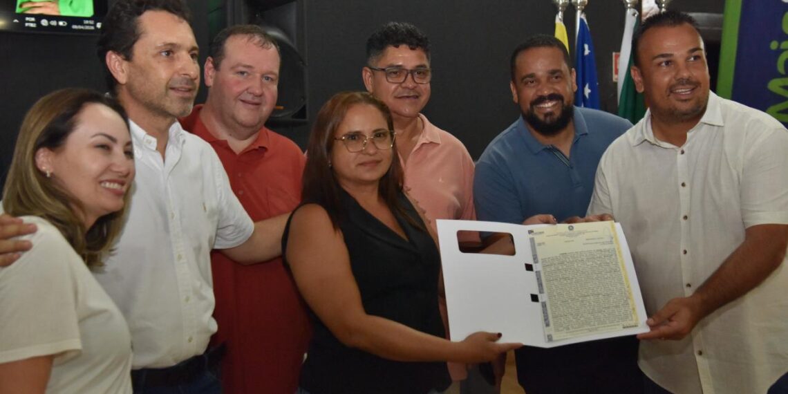 Prefeito Vilela entrega escrituras e reforça ambiente de negócios em Aparecida