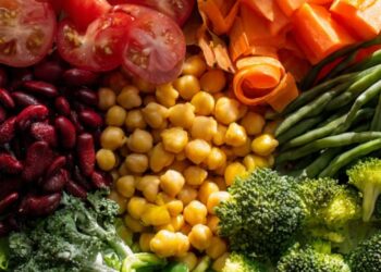 Mudança nos hábitos alimentares pode elevar longevidade em até 13 anos, aponta estudo